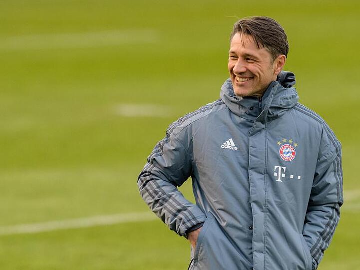 Trainer Niko Kovac vom FC Bayern München steht auf dem Trainingsplatz. Foto: Matthias Balk/Archiv
