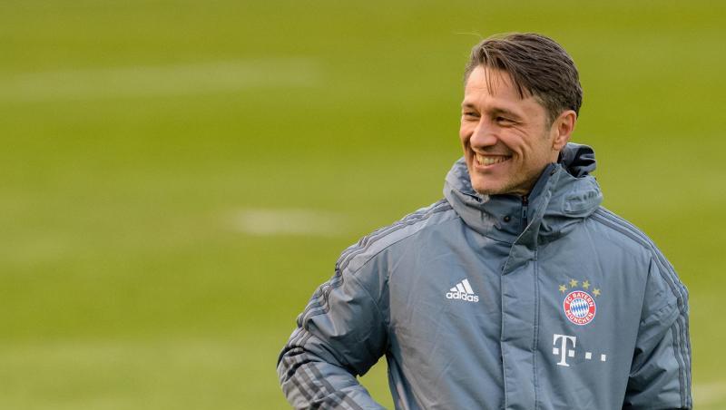 Trainer Niko Kovac vom FC Bayern München steht auf dem Trainingsplatz. Foto: Matthias Balk/Archiv