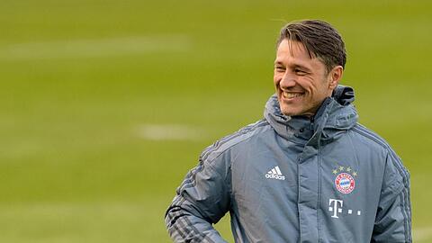Trainer Niko Kovac vom FC Bayern München steht auf dem Trainingsplatz. Foto: Matthias Balk/Archiv