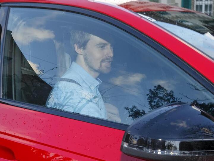 Stefan Luitz verlässt nach der mündlichen Verhandlung in einem Auto den Internationalen Sportgerichtshof CAS.