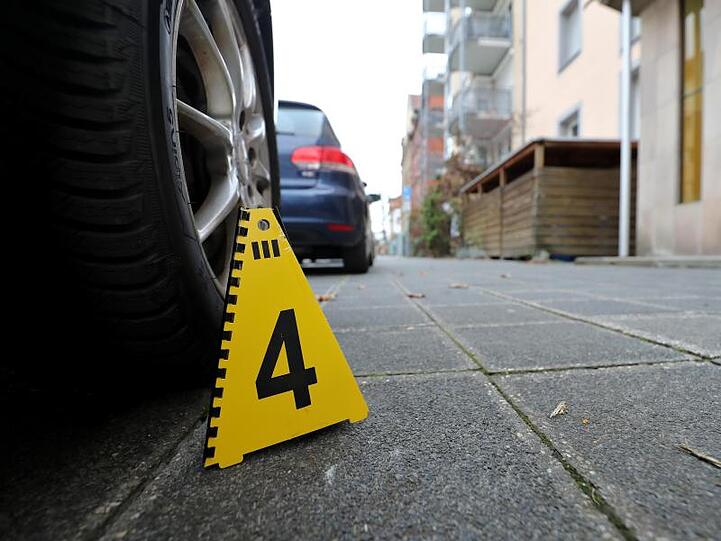 Eine Markierung der Polizei steht an einem der Tatorte.