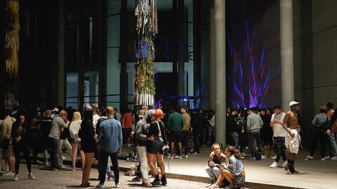 Wenn die Bars schließen, geht die Party hier weiter: Vor der Pinakothek der Moderne feiern Jugendliche. (Archiv)