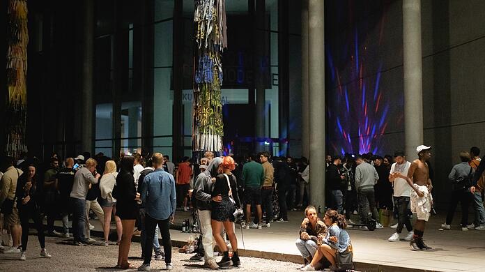 Wenn die Bars schließen, geht die Party hier weiter: Vor der Pinakothek der Moderne feiern Jugendliche.