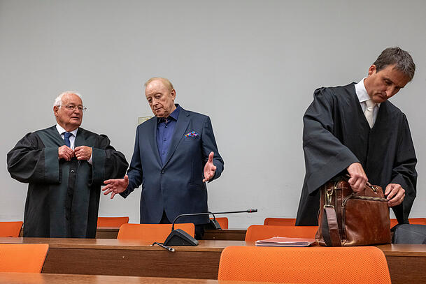 Neue Bilder vom Gericht: Alfons Schuhbeck mit seinen Anwälten Hans-Joachim Eckert (l) und Norbert Scharf (r).
