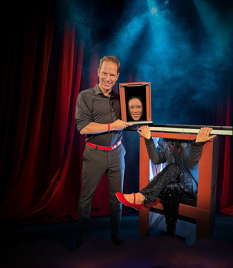 Nach dem riesigen Erfolg im Kristelli Theater kehrt Alexander Krist mit seiner gefeierten Produktion zurück – diesmal in die ehemalige Philharmonie im FAT CAT München. Nach dem riesigen Erfolg im Kristelli Theater kehrt Alexander Krist mit seiner gefeierten Produktion zurück – diesmal in die ehemalige Philharmonie im FAT CAT München.