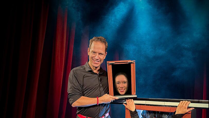 Nach dem riesigen Erfolg im Kristelli Theater kehrt Alexander Krist mit seiner gefeierten Produktion zurück – diesmal in die ehemalige Philharmonie im FAT CAT München. Nach dem riesigen Erfolg im Kristelli Theater kehrt Alexander Krist mit seiner gefeierten Produktion zurück – diesmal in die ehemalige Philharmonie im FAT CAT München.