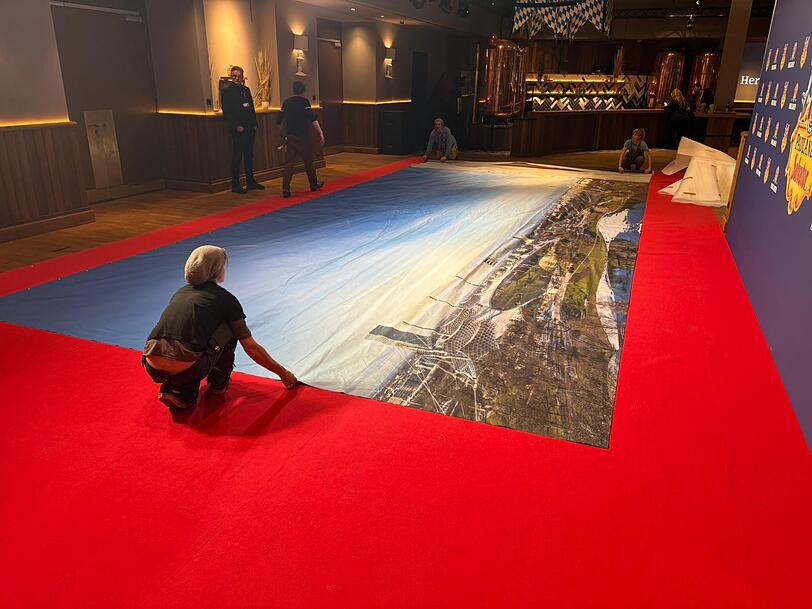 Schon w&auml;hrend des Singspiels wird die XXL-M&uuml;nchen-Tapete von der Fastenpredigt fein s&auml;uberlich im Foyer zusammengefaltet.