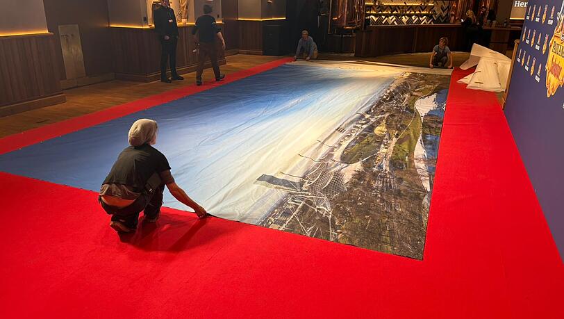 Schon w&auml;hrend des Singspiels wird die XXL-M&uuml;nchen-Tapete von der Fastenpredigt fein s&auml;uberlich im Foyer zusammengefaltet.