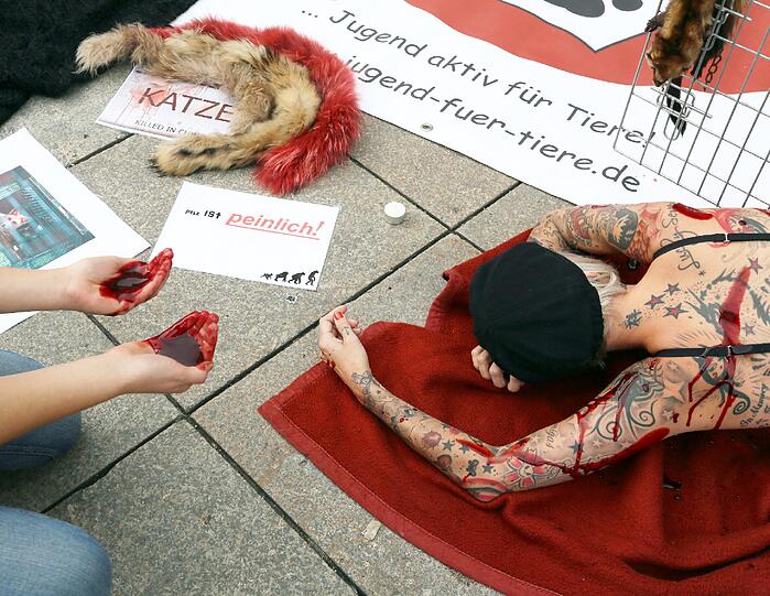 Anti-Pelz-Aktion am Stachus: Tattoomodel Sandy P. Peng setzt sich für den Tierschutz ein.