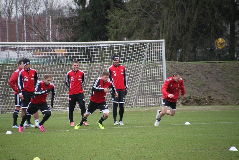 Konditionsübungen für Neuzugang Kanazaki und die Feldspieler.