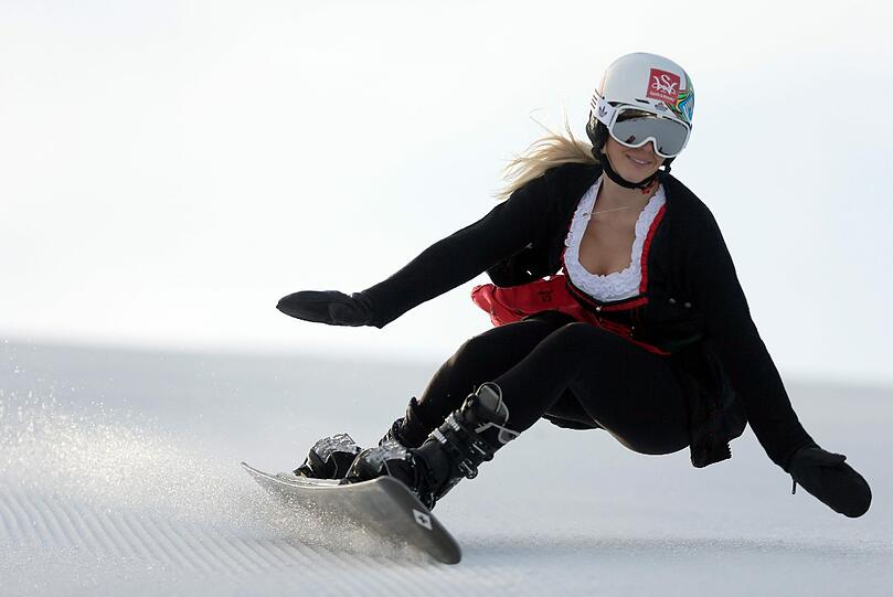 "Schon immer extravagant": Isabella Laböck beim Snowboard-Training im Dirndl.