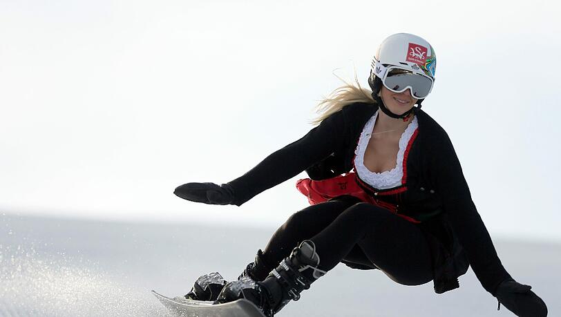 "Schon immer extravagant": Isabella Laböck beim Snowboard-Training im Dirndl. "Schon immer extravagant": Isabella Laböck beim Snowboard-Training im Dirndl.