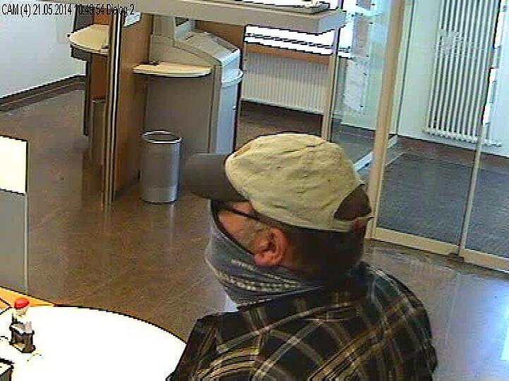 Und fordert Geld - 30 000 Euro nimmt er mit.