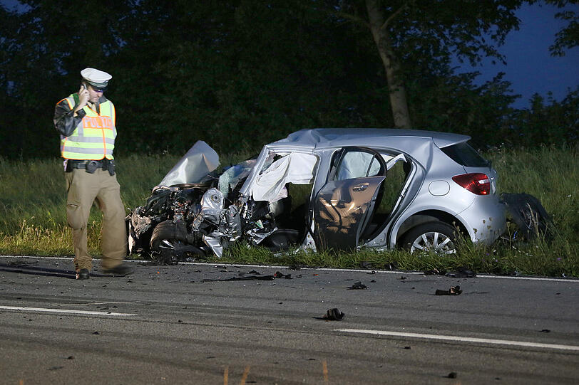 Schlimmer Unfall auf der B15: Zwischen Wasserburg und Haag ist ein Auto gegen einen Lastwagen gekracht. Der Fahrer des Wagens starb auf der Straße.