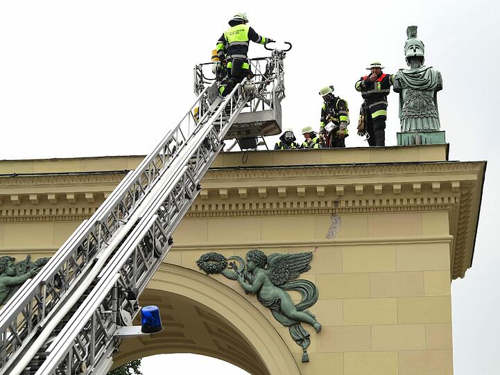 Blitzeinschlag beim Tor zum Hofgarten: Die Bilder vom Feuerwehreinsatz.