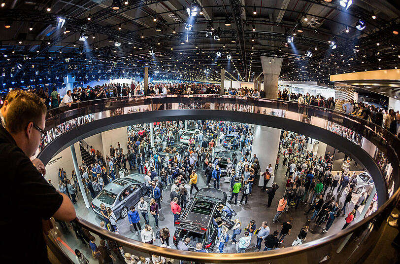 Platz für viel Publikum: Die IAA-Ausstellungsfläche umfasst 230 000 Quadratmeter - das entspricht 33 Standard-Fußballfeldern.