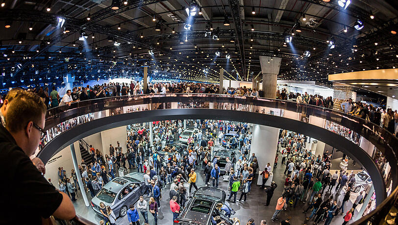 Platz für viel Publikum: Die IAA-Ausstellungsfläche umfasst 230 000 Quadratmeter - das entspricht 33 Standard-Fußballfeldern. Platz für viel Publikum: Die IAA-Ausstellungsfläche umfasst 230 000 Quadratmeter - das entspricht 33 Standard-Fußballfeldern.