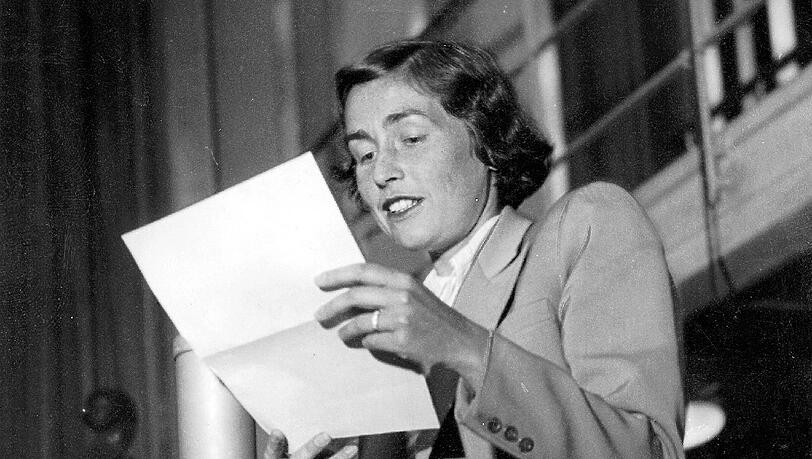 Am 2. Mai 1948 beginnt Hildegard Brücher, damals noch unverheiratet, mit 27 Jahren ihre Polit-Karriere als jüngste Stadträtin in München. Am 2. Mai 1948 beginnt Hildegard Brücher, damals noch unverheiratet, mit 27 Jahren ihre Polit-Karriere als jüngste Stadträtin in München.