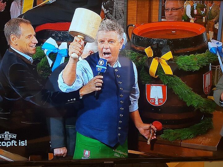 Zwei Schläge beim dritten Mal: In seinem dritten Jahr als Oberbürgermeister braucht Dieter Reiter zwei Schläge und das erste Fassl Bier im Schottenhamel ist angezapt.