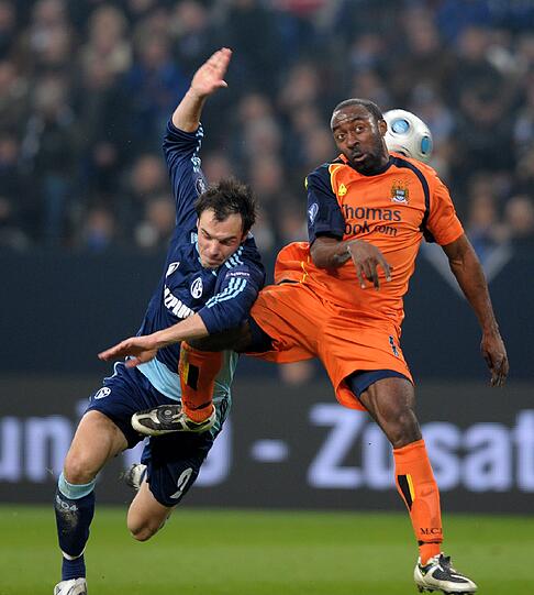 Darius Vassell (Aston Villa, rechts) hat eine Blutblase unterm Zehennagel - deshalb greift er zur Bohrmaschine, um ein Loch in den Nagel zu bekommen. Er bohrt durch den kompletten Zeh.