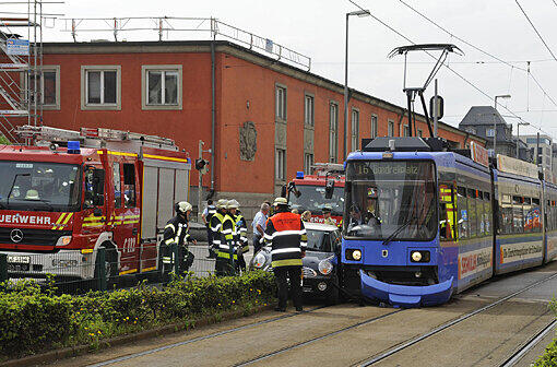 Der Zusammenstoß einer Tram mit einem Mini sorgte dafür, dass die Linien 16 und 17 zwei Stunden lang ausfielen.