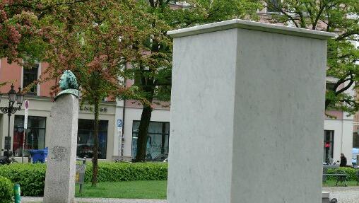 Aus der Ferne wirkt der Denkmalsockel am Gärtnerplatz ganz harmlos. Aus der Ferne wirkt der Denkmalsockel am Gärtnerplatz ganz harmlos.