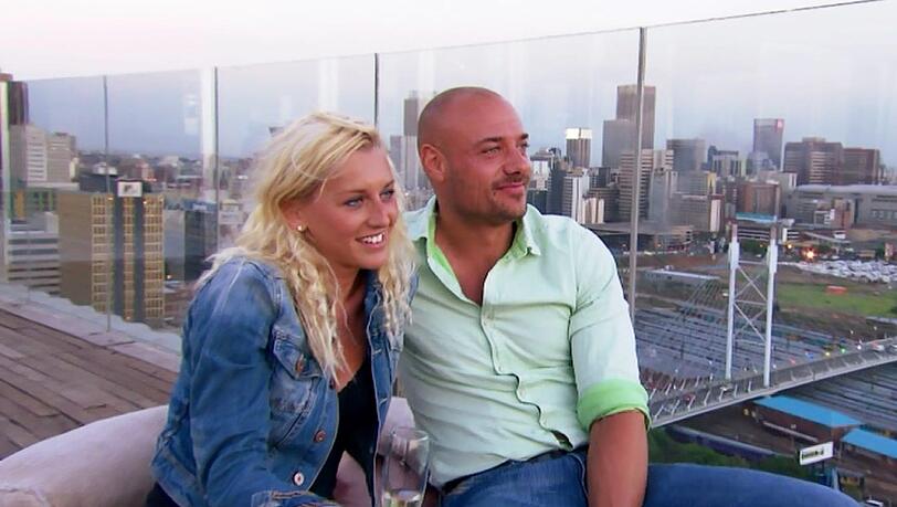 Susi und Christian genießen bei ihrem Einzeldate den Sonnenuntergang auf einer Dachterasse. Susi und Christian genießen bei ihrem Einzeldate den Sonnenuntergang auf einer Dachterasse.