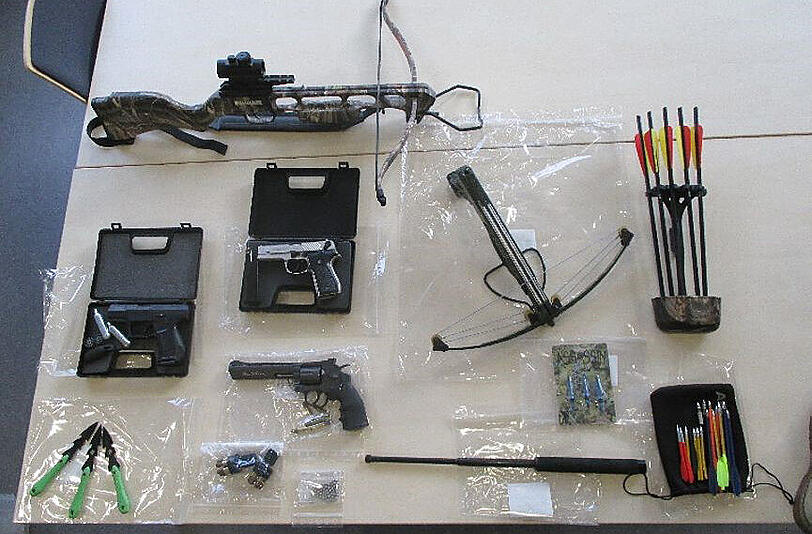 Armbrüste, Gaspistolen und Wurfmesser: Ein Dealer aus Schwabing lagerte nicht nur Drogen in seiner Wohnung.