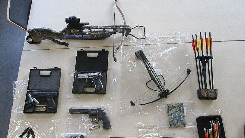 Armbrüste, Gaspistolen und Wurfmesser: Ein Dealer aus Schwabing lagerte nicht nur Drogen in seiner Wohnung. Armbrüste, Gaspistolen und Wurfmesser: Ein Dealer aus Schwabing lagerte nicht nur Drogen in seiner Wohnung.