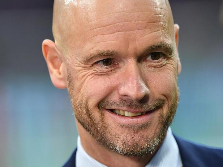 Trainer Erik Ten Hag von Ajax lächelt vor dem Spiel. Foto: Marius Becker/dpa