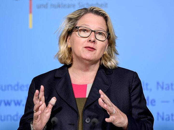 Umweltministerin Svenja Schulze hat sich für Flugpreise ausgesprochen, die die Kosten für CO2-Emissionen enthalten.