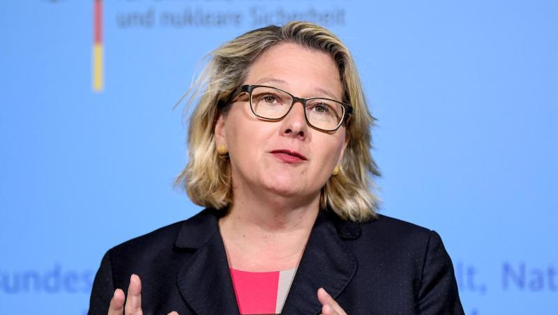 Umweltministerin Svenja Schulze hat sich für Flugpreise ausgesprochen, die die Kosten für CO2-Emissionen enthalten. Umweltministerin Svenja Schulze hat sich für Flugpreise ausgesprochen, die die Kosten für CO2-Emissionen enthalten.