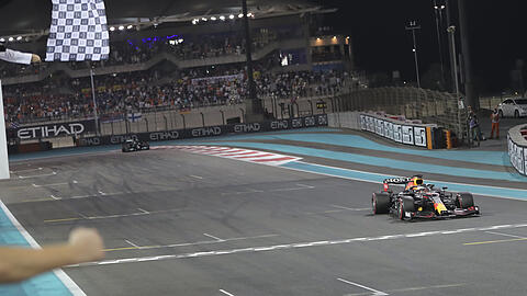 Max Verstappen darf nach dem Schlussspurt in Abu Dhabi erstmal feiern. Hamilton und Mercedes geben aber noch nicht auf.