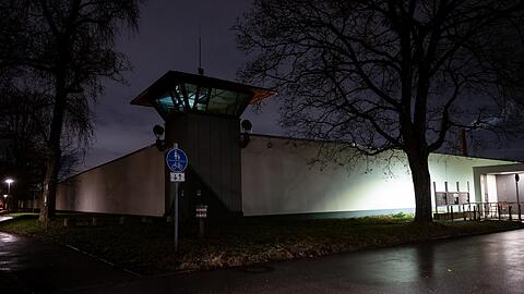 Auch das kostet Geld: die Außenbeleuchtung in Stadelheim.