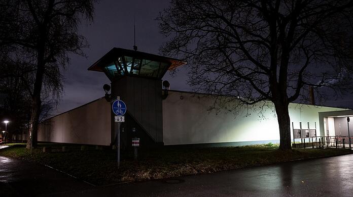 Auch das kostet Geld: die Außenbeleuchtung in Stadelheim.