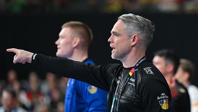 Trainer Snorri Steinn Gudjonsson von Island verfolgt das Spiel gegen Ungarn in der Olympiahalle.