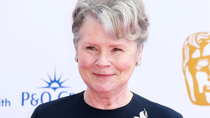 Imelda Staunton ist eine bekannte britische Schauspielerin. In Staffel f&uuml;nf und sechs von "The Crown" war sie als Queen zu sehen.
