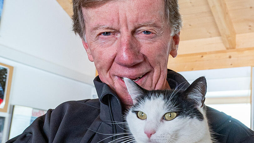Der zweifache Rallye-Weltmeister Walter Röhrl mit seinem Kater Maxl im Jahr 2022. Der zweifache Rallye-Weltmeister Walter Röhrl mit seinem Kater Maxl im Jahr 2022.