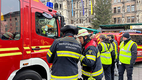Aufgrund der Anfahrt der Einsatzkräfte im Bereich des Christkindlmarkts kam es dort zu Behinderungen.