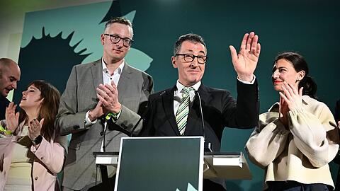 Es sieht gut aus f&uuml;r Cem &Ouml;zdemir. Seine Gr&uuml;nen liegen bei der Landtagswahl in Baden-W&uuml;rttemberg laut ARD und ZDF leicht vor der CDU.