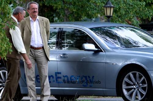 Oberbürgermeister Christian Ude und sein Dienstauto - natürlich ein BMW.