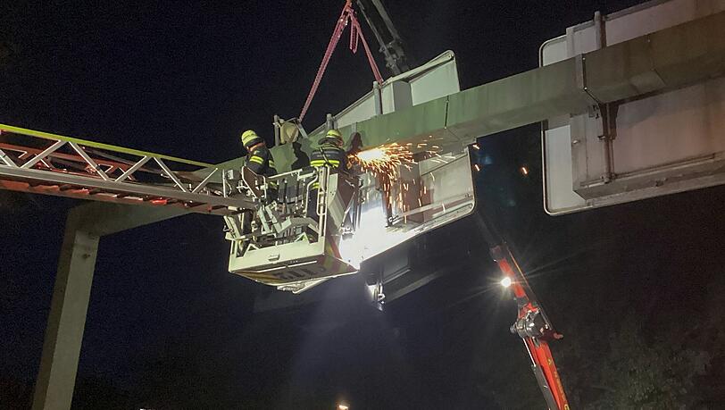 Um kurz vor 5 Uhr war der sehr spezielle Einsatz für die Feuerwehr München beendet. Um kurz vor 5 Uhr war der sehr spezielle Einsatz für die Feuerwehr München beendet.