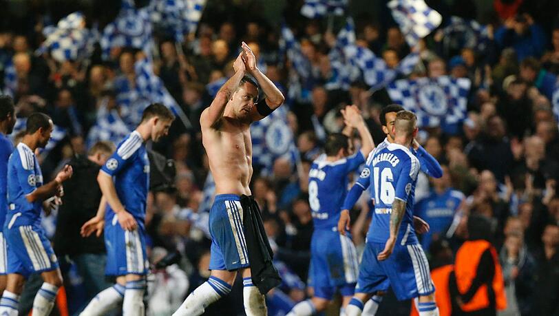 Böse Zungen behaupten, Chelsea sei eine Ansammlung alter Herren, die national zwar alles gewonnen haben, international aber titellos bleiben werden. In der Tat spielt das Gerüst aus Torwart Petr Cech (29), Linksverteidiger Ashley Cole (31), Kapitän John Terry (31), Mittelfeldmotor Frank Lampard (33) und Stürmer Didier Drogba (34) seit sechs Jahren zusammen. Böse Zungen behaupten, Chelsea sei eine Ansammlung alter Herren, die national zwar alles gewonnen haben, international aber titellos bleiben werden. In der Tat spielt das Gerüst aus Torwart Petr Cech (29), Linksverteidiger Ashley Cole (31), Kapitän John Terry (31), Mittelfeldmotor Frank Lampard (33) und Stürmer Didier Drogba (34) seit sechs Jahren zusammen.
