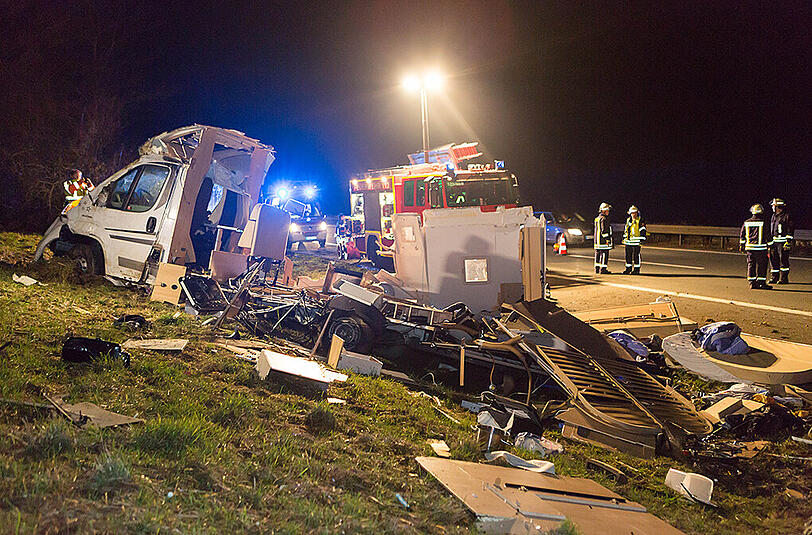 Bilder vom Unfallort in Altdorf: Auf der A3 kollidierte ein Wagen mit einem Wohnmobil, welches vollkommen zerfetzt wurde.