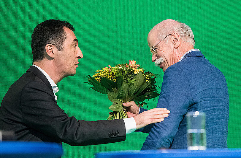 Der Grünen-Bundesvorsitzende, Cem Özdemir (l.), mit Daimler-Chef Dieter Zetsche beim Parteitag.