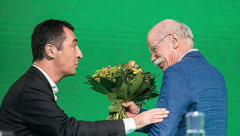 Der Grünen-Bundesvorsitzende, Cem Özdemir (l.), mit Daimler-Chef Dieter Zetsche beim Parteitag. Der Grünen-Bundesvorsitzende, Cem Özdemir (l.), mit Daimler-Chef Dieter Zetsche beim Parteitag.