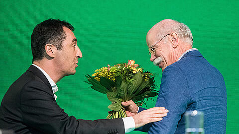 Der Grünen-Bundesvorsitzende, Cem Özdemir (l.), mit Daimler-Chef Dieter Zetsche beim Parteitag.