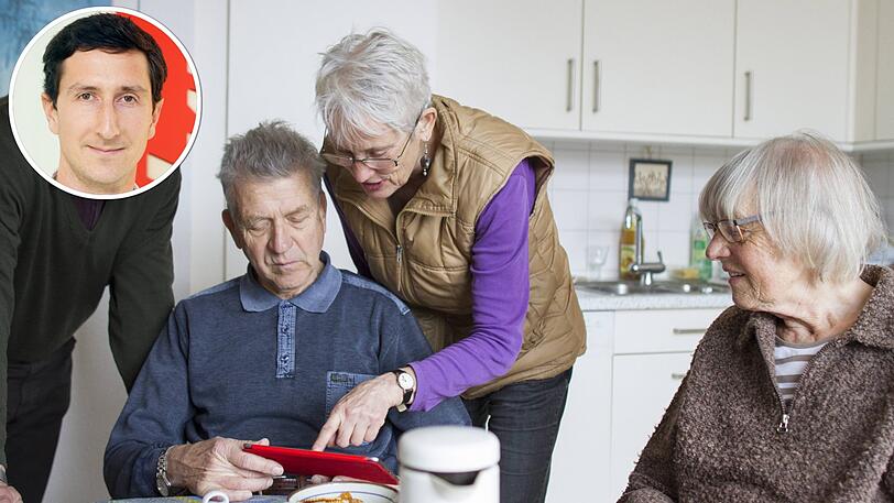 Gemeinsam kochen, ratschen, Fotos auf dem Tablet anschauen &ndash; in einer WG ist man selten allein. Das kann auch als Senior attraktiv sein.