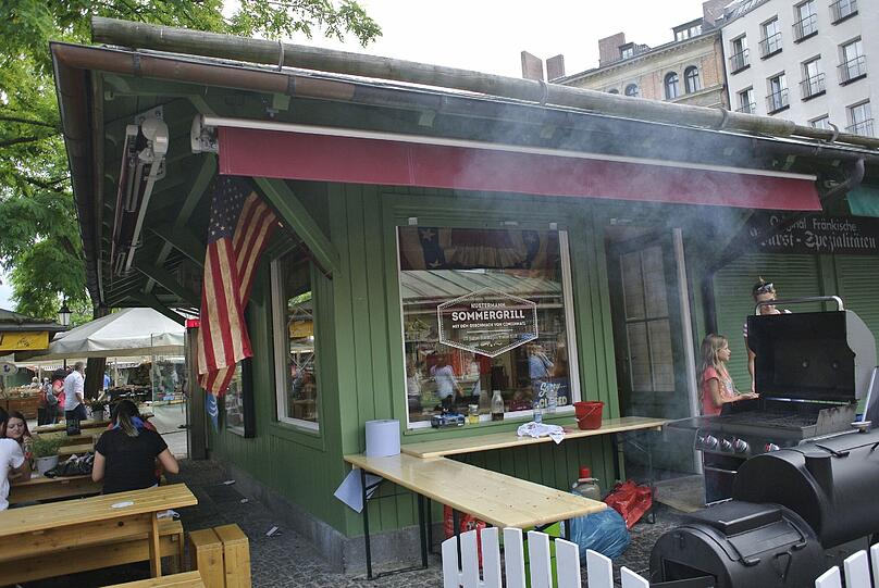 Erstmals wird auf dem Viktualienmarkt im Freien gegrillt &ndash; am Kustermann-Standl.