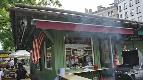 Erstmals wird auf dem Viktualienmarkt im Freien gegrillt &ndash; am Kustermann-Standl.